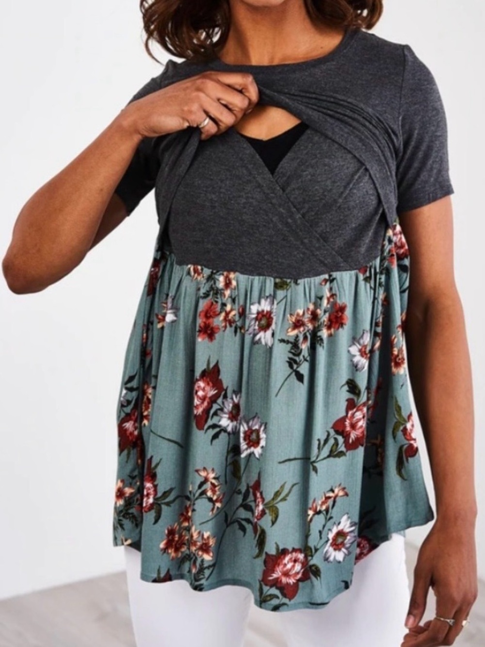 Latched Mama Short Sleeved Nursing Top. Size Medium - Picture 4 of 8